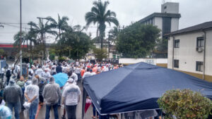 Manifestação em defesa da Petrobras leva quase 400 pessoas às ruas de Santos